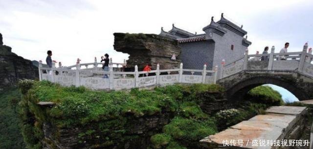 比恒山悬空寺更险的寺庙！建在险峰顶端，至今没明白怎么建造的！