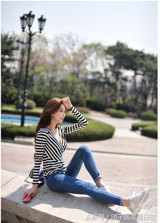 紧身裤上身简约美，充满着岁月沉淀的味道，更显年轻靓丽