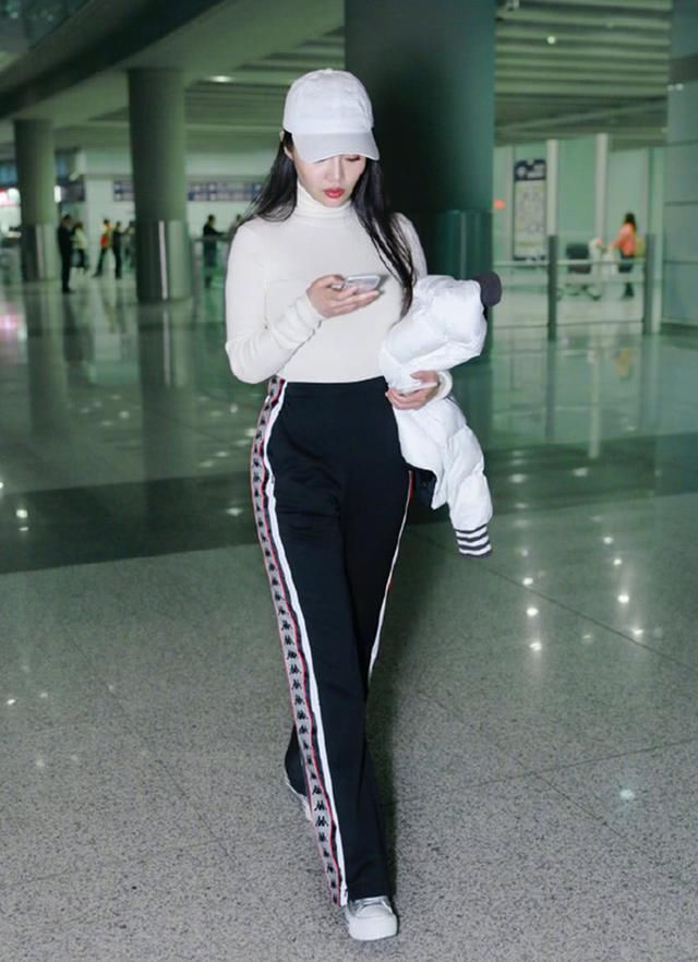 28岁徐冬冬白T红裤现身机场胸围傲人，网友：这身材真的是绝了！