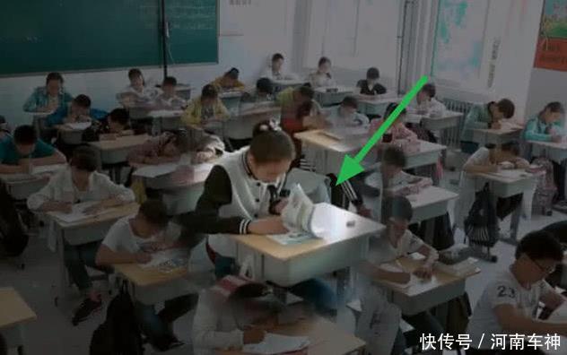 《变形计》中的这个农村女孩考试作弊，却不知道有摄像头，同桌看