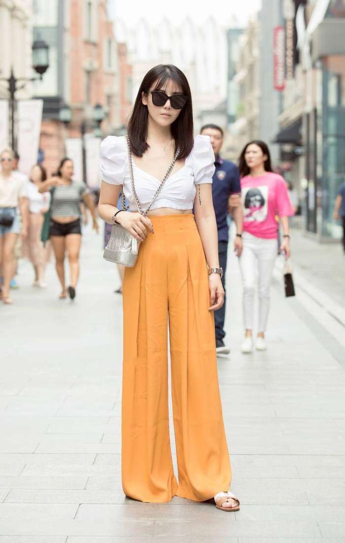 街拍: 十分有气质小姐姐，一袭彰显女人味的紧身穿搭，眼前一亮