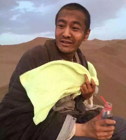 黄晓明朋友圈疑曝光,含泪向妈妈对不起,网友:4处豪宅怎么解释