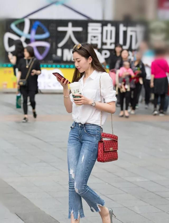  修长|短裤搭配高跟鞋,让双腿显得修长又美丽