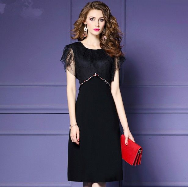 蕾丝花边的裙子更显女性魅力，就算是宝妈穿着也会很优雅