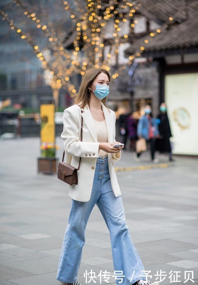  『简洁』路人街拍，姑娘简洁大气，穿白色的衬衫，更加的有女人味