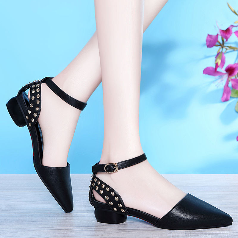 四五十岁女人别打扮得太土,穿上这双“摩登凉鞋”,立马年轻5岁