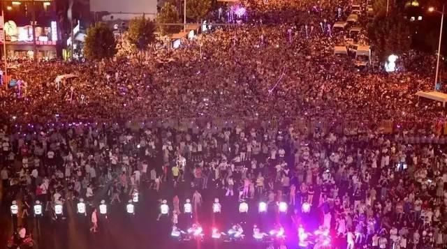 6614桌排吃饭，1180位等打车…这个国庆你堵在哪儿了？