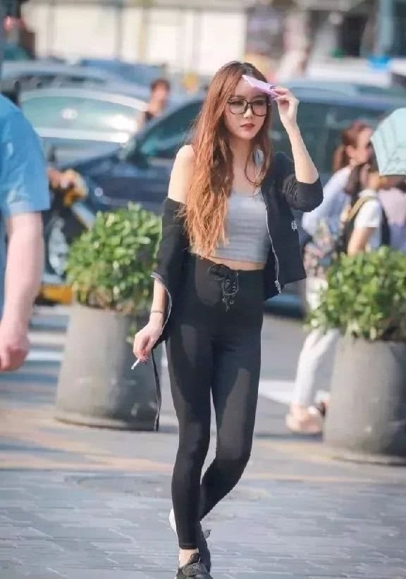 漂亮气质小姐姐，时尚穿搭紧身运动装彰显曼妙迷人身姿，复古黑框