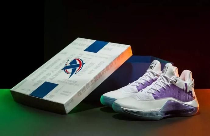 郭艾伦cba全明星球鞋