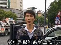 『家里』3岁丧父,母亲改嫁,继父搬砖供她上学,飞黄腾达后报效继父恩情