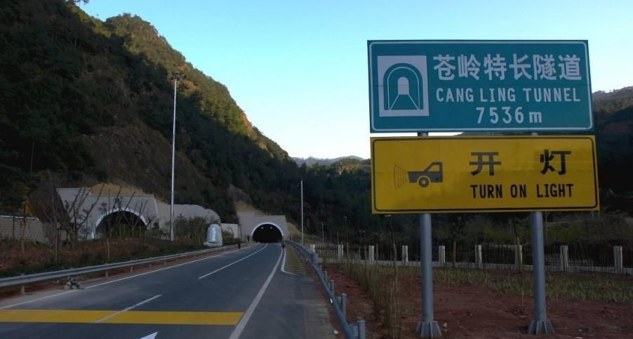 [标志]高速路上的“问号加灯泡”标志是什么意思？很多人可能还