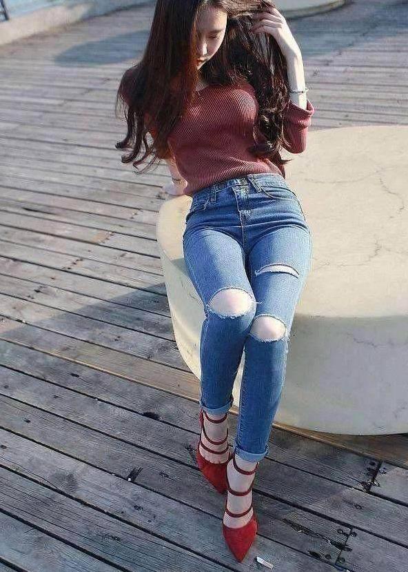 女人穿上紧身裤和包臀裙，有一种若隐若现的时尚之美