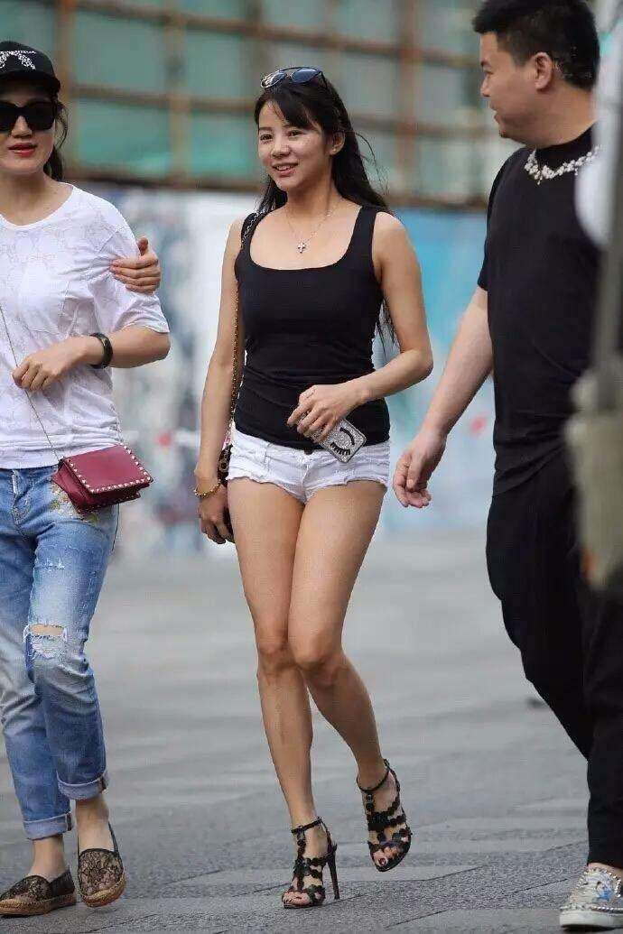 街拍: 丰满身材的成熟辣妈, 裤子是不是有点短啊?