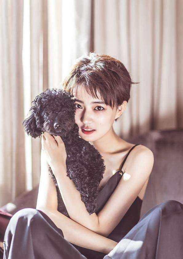 剪过短发的女星，刘亦菲气质全无，baby毁形象，她却让人看呆