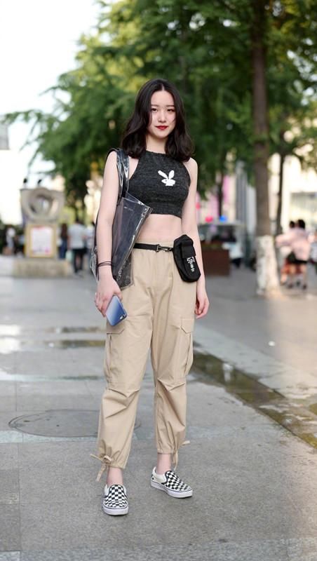 路人街拍，迷人的牛仔短裤，就算有一千条也嫌少!