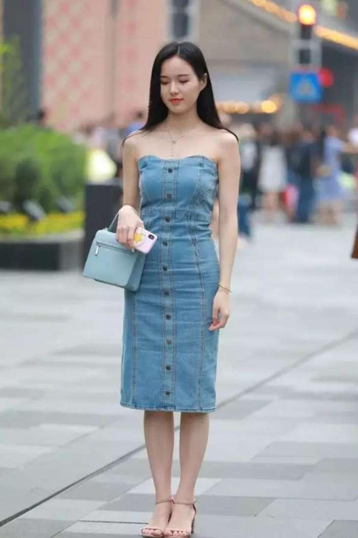 街拍：空姐小姐姐身材和相貌都很好看，很有都市成熟女人的味道！