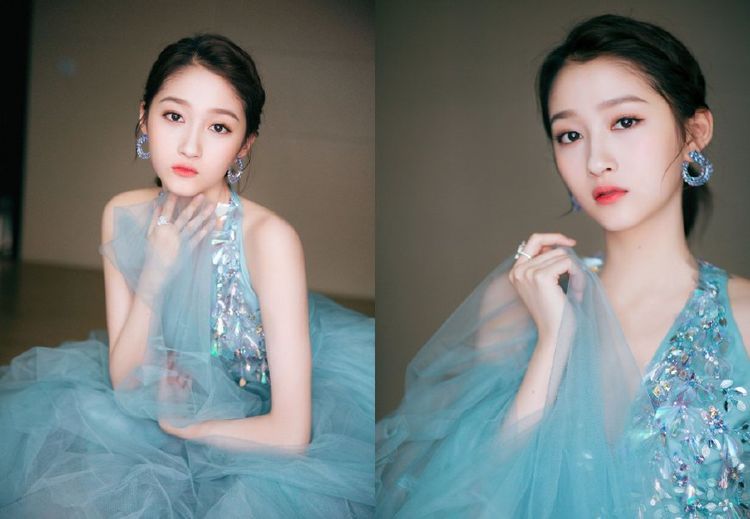 20岁关晓彤终于穿对了,一袭蓝色长裙美出新高度,网友:真瘦了