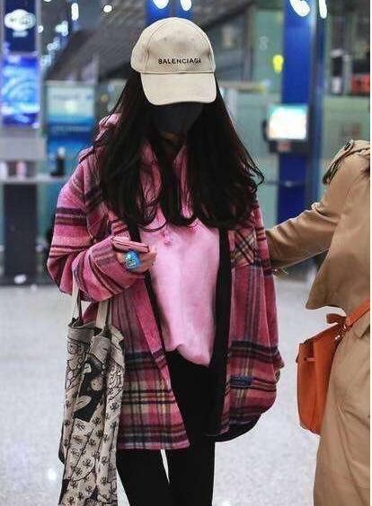 杨幂回香港真相被还原，刘恺威提到爱妻，表情说明一切！