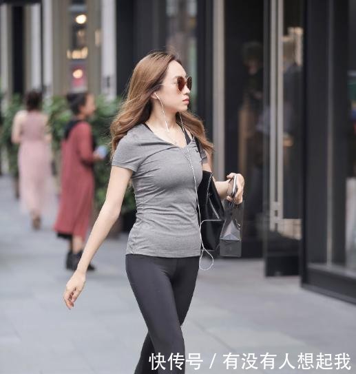 路人街拍，小姐姐气质清新靓丽，搭配灰色连衣裙，看上去魅力十足