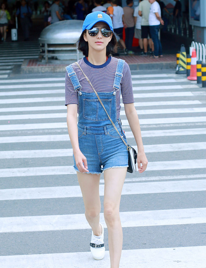 佟丽娅背带裤海魂衫示范活力穿搭 “筷子腿”走路带风嫩出新高度