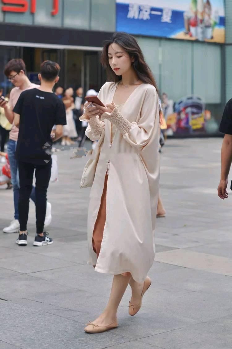 街拍 白色露肩装 小姐姐高挑又时尚好看