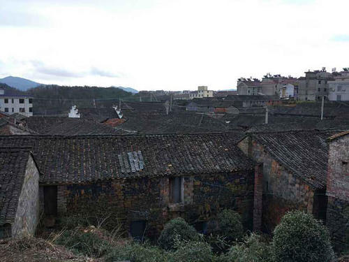 这村庄有着“空中乡村”的美称，被梯田环绕，火山黑石铸造