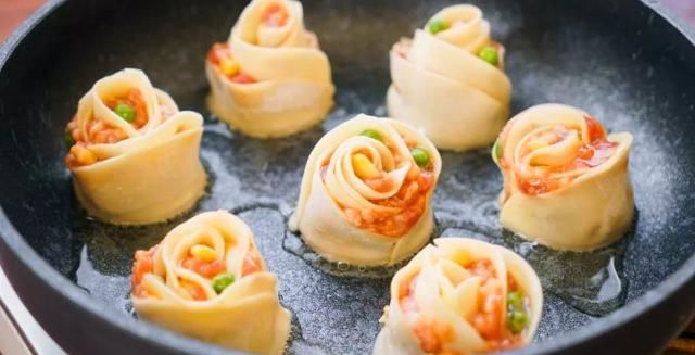  『俘获』高颜值的“玫瑰花蛋包煎饺”，加上美妙的味道，有没有把你俘获？