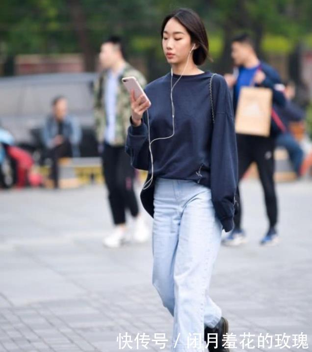 『长袖』街拍长发飘飘的美女,一件浅粉色的长袖连衣裙,时尚靓丽女人味!
