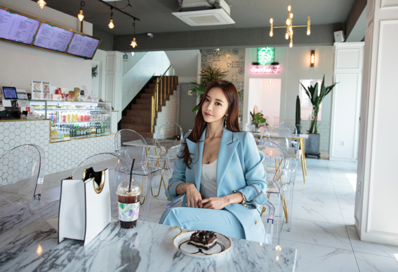 女神孙允珠，峡湾海岸初恋系温柔浅蓝西装