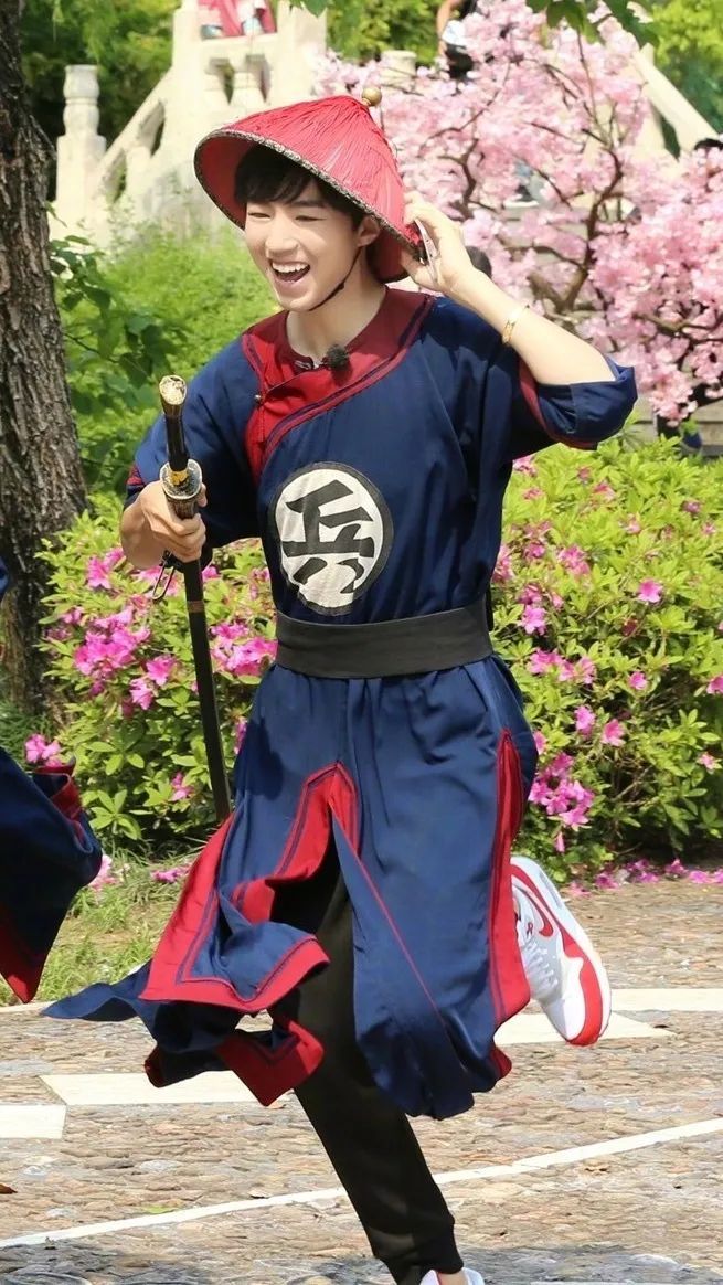  「扶住」王俊凯录节目差点踩空，一旁的邓紫棋一把扶住，引发全场沸腾