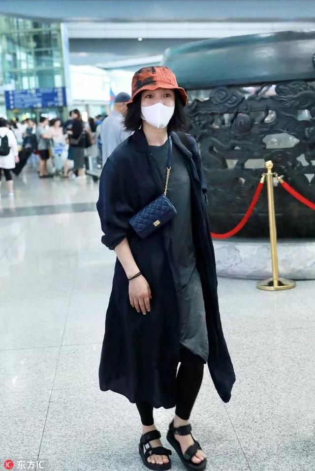 巧穿搭|吴宣仪这双凉鞋还可以，显腿长