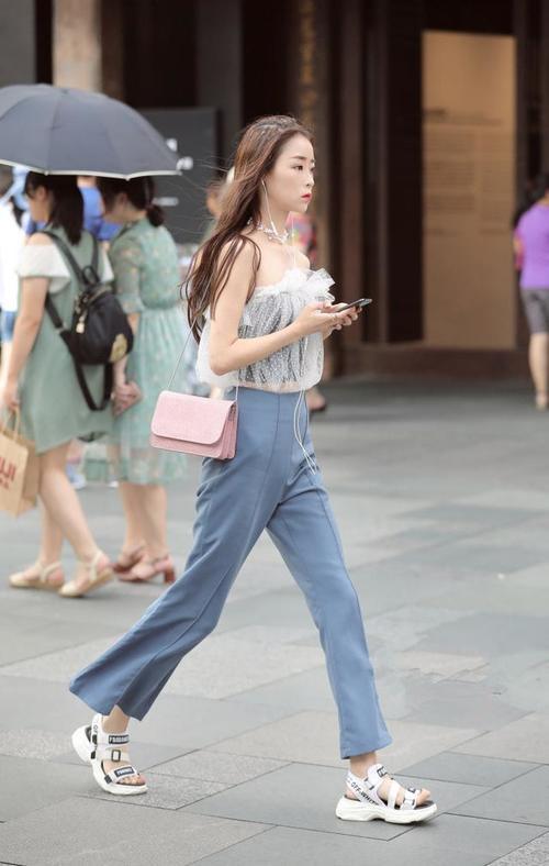 路人街拍，纱质的裙子让小姐姐有一种若隐若现的美感