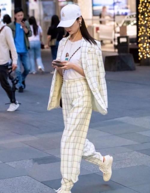 [美女]街拍：皮肤白皙的美女，一条白色的连衣裙，时尚唯美好身姿