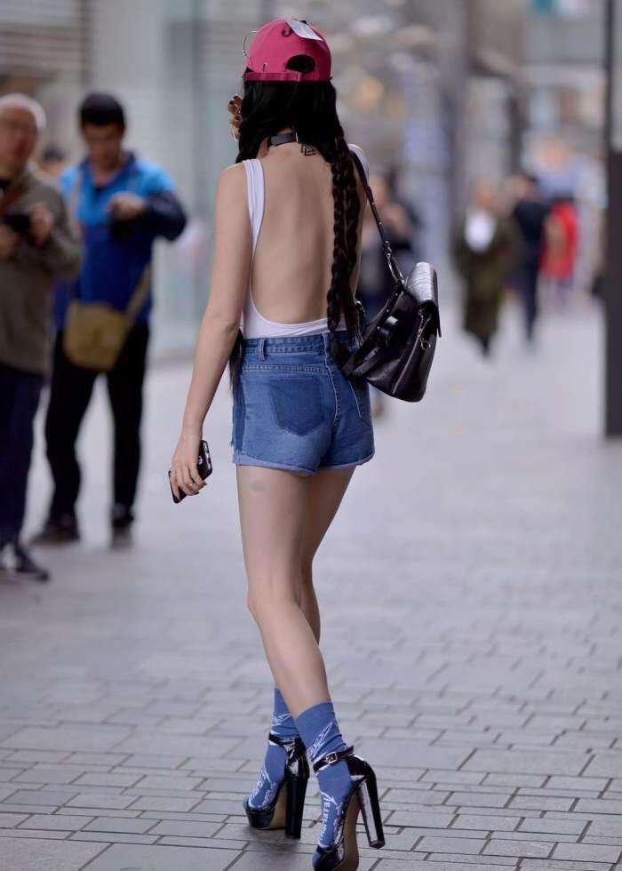 街拍: 紧身T恤的气质美女, 好身材清晰可见啊