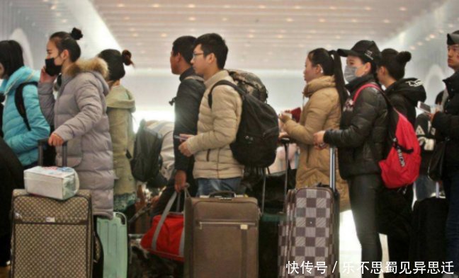  [排队]明明可以刷二代身份证进站，为什么有的人还是坚持排队取