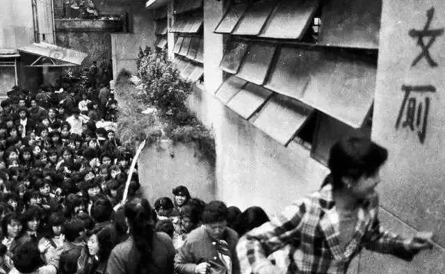  排队■被藏40年的春运偷拍照：那一年，我排队到通宵，那一年…