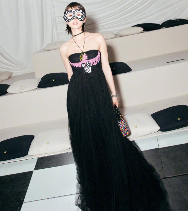 请王子文放弃印花裙吧，居然穿出了满满的油腻感，实在一言难尽!