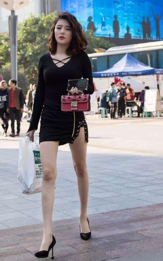 街拍: 长腿美女穿高开叉短裙, 丰腴身材动荡人心