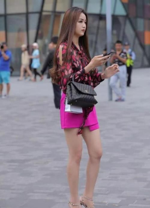  美女：街拍：皮肤白皙的美女，一件黑色开衫配皮短裙，时尚魅力气质范