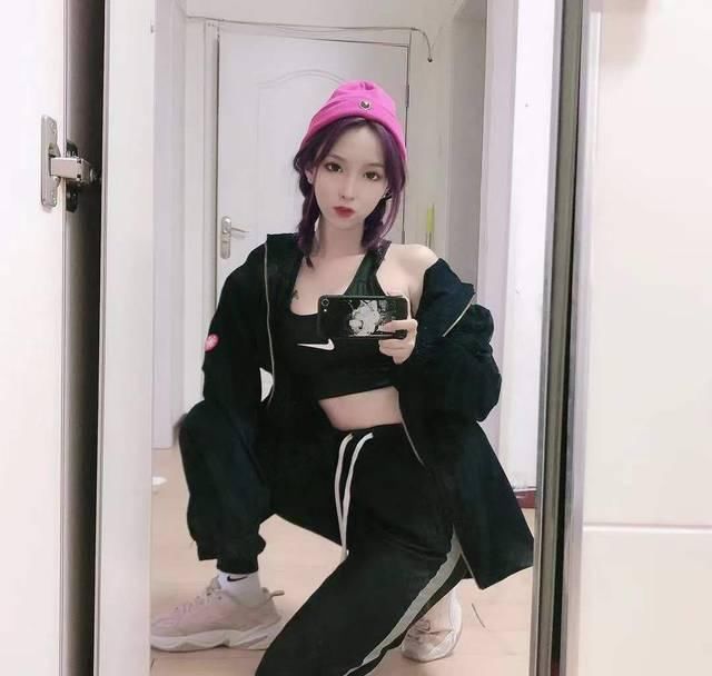 『露脐装』SNKR Girls丨纹身、短裙、露脐装,这么狠的球鞋女生你们肯定顶不住!4.6-4.12