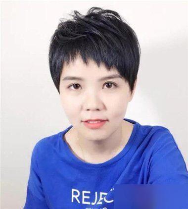 狗啃式刘海搭配短发很时尚！