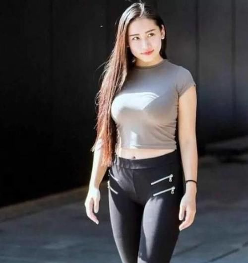 # 美女#迷人性感的美女，修饰不完美的腿部，路人街拍
