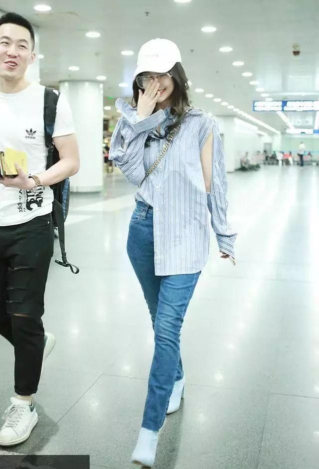 杨颖机场模仿杨幂穿病号服，结果用力过猛，被王珞丹狂甩几条街!