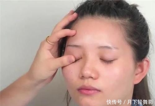  看起来：当初做了眉毛的女生都后悔了，看起来很方便，实则存在各种隐患