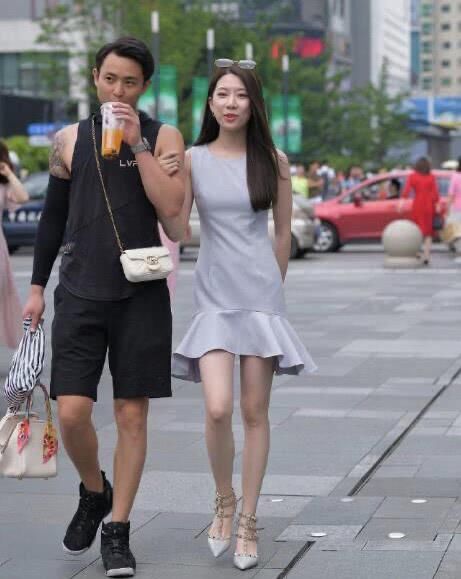  女性|穿上鱼尾连衣短裙，让女性变得简约优雅