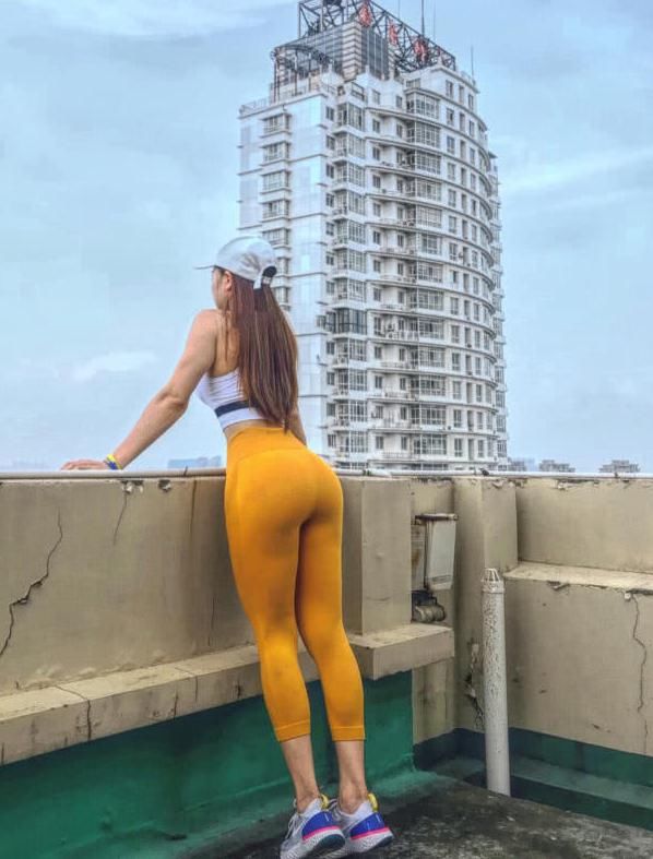 时尚穿搭：漂亮美丽小姐姐，一条紧身运动裤穿出了迷人风采美呆了