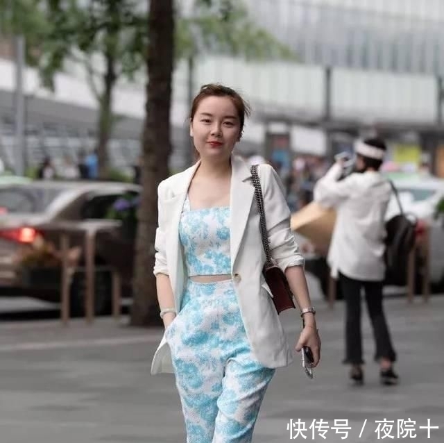 【显得】高跟鞋时尚穿搭,让女性显得美丽又优雅