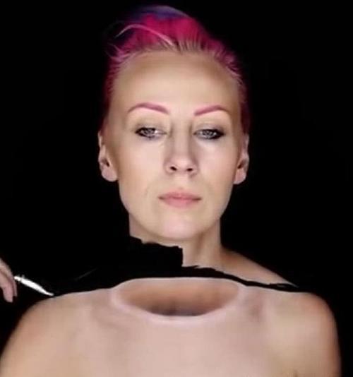 神奇化妆技术：一女子竟然通过化妆把自己头画没了，你敢相信吗？