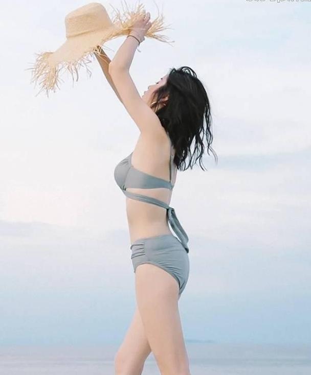 时尚穿搭：透视裙与比基尼，这个小姐姐，优雅又迷人！