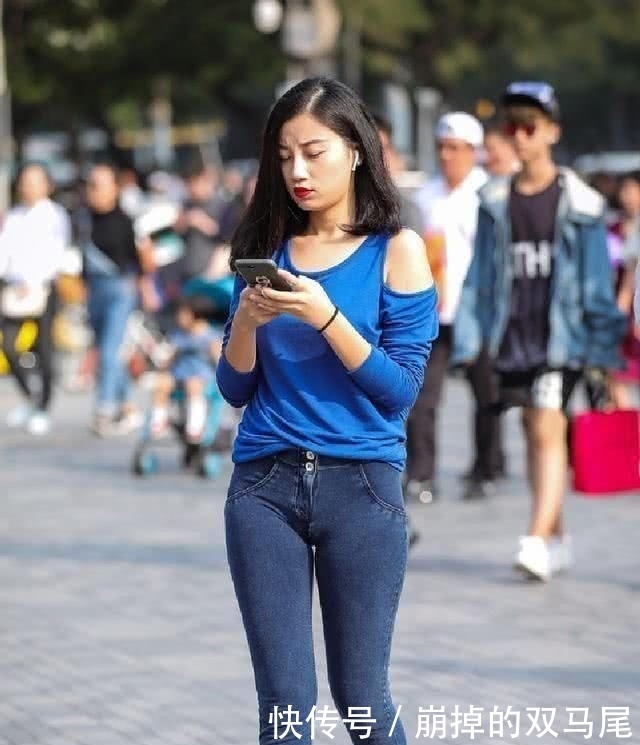 『更突出』街拍：修身牛仔裤的裤腿线条设计，完美地呈现出流畅的线条感